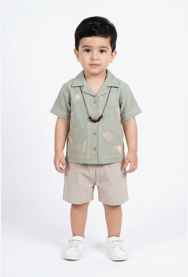 شومیز و شلوارک و گردنبند